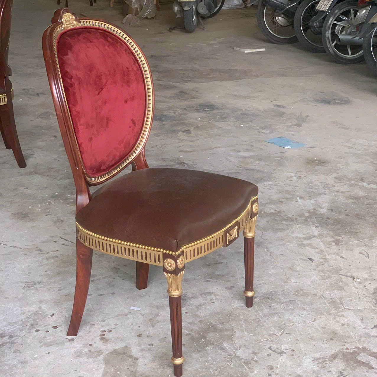 BỘ BÀN ĂN LOUIS KING CHAIR GHẾ CẨN TRAI